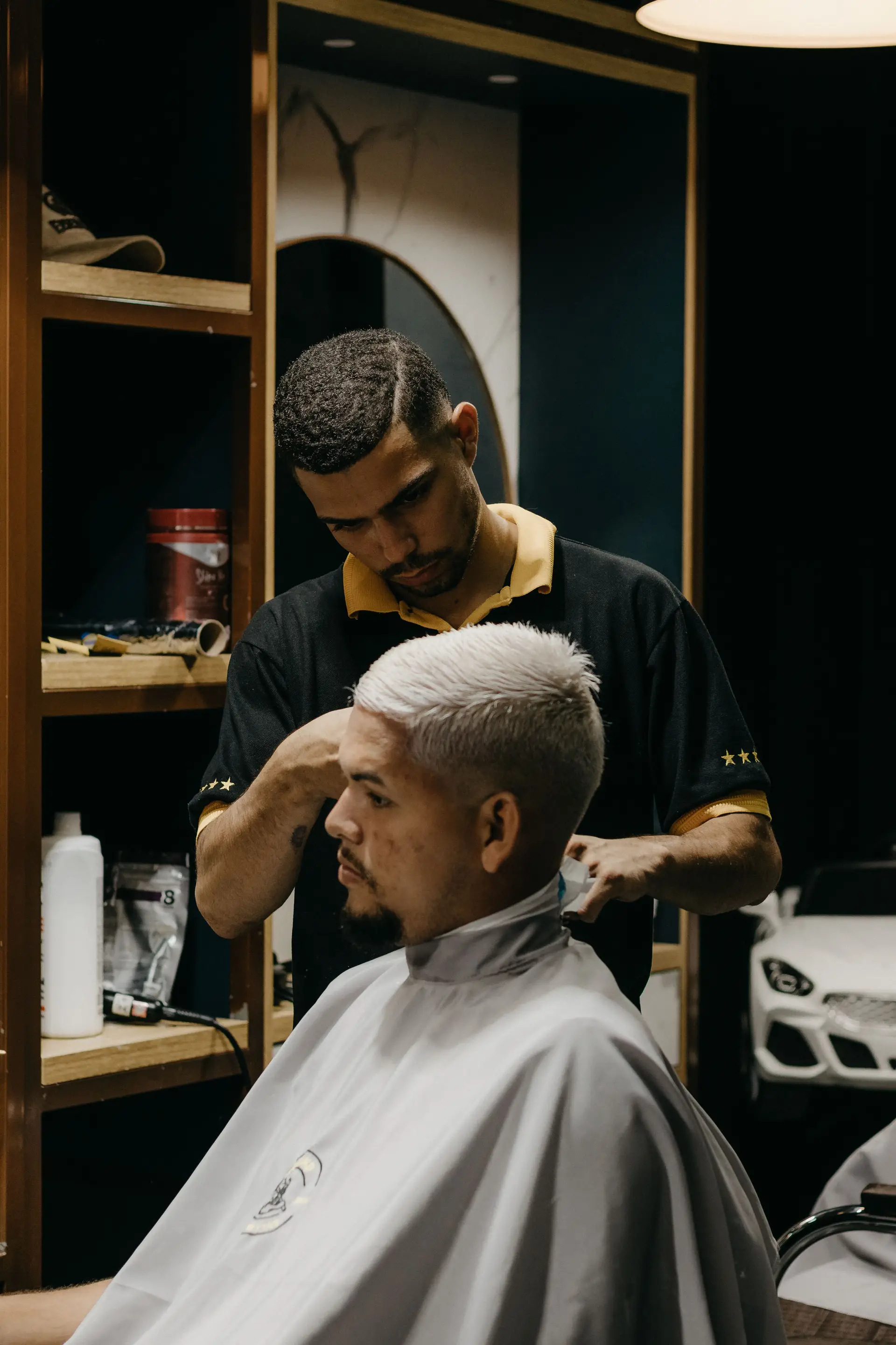 A Calvessiaivorystudio modern barbershop belső tere