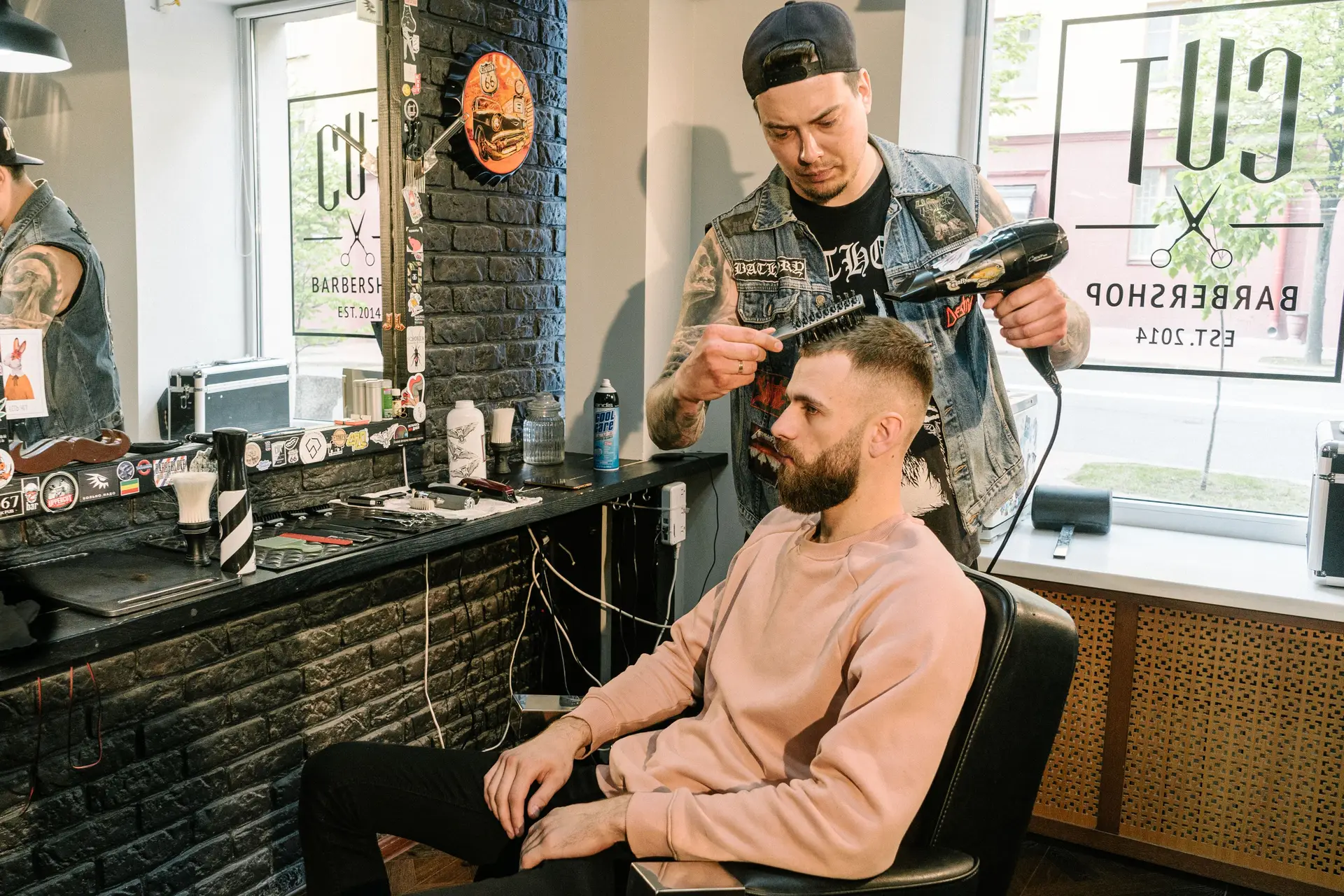 Férfi haj styling közben
