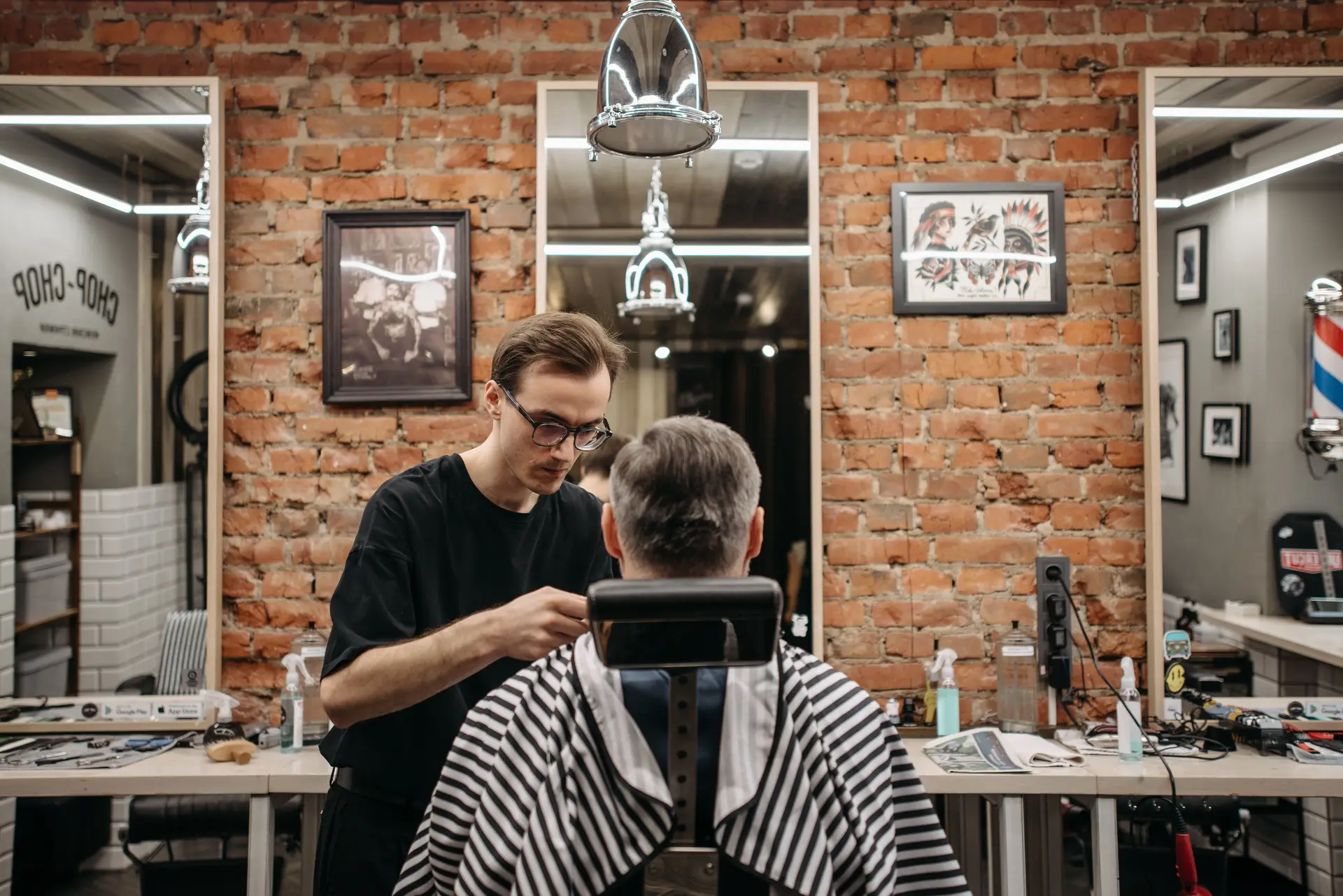 A barbershop hangulatos belső tere